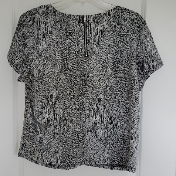 Black and white blouse - Picture 2 of 3